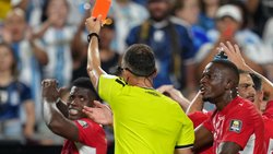 Der Schweizer Breel Embolo sah nach einer VAR-Überprüfung im Spiel gegen Argentinien die zweite Gelbe Karte und flog vom Platz.