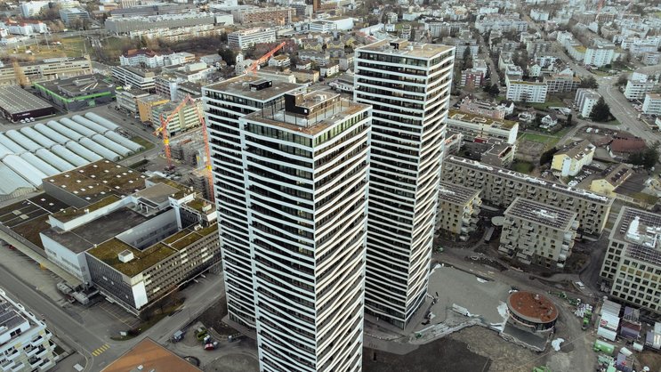 In einem der drei höchsten Wohnhäuser der Schweiz in Dübendorf steht die Penthouse-Wohnung zum Verkauf.