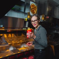 Klassiker: Lara Skripitsky weiss, was die Kundschaft von McDonald’s erwartet: frische Pommes. Auch Swissness auf der Menükarte kommt gut an.
