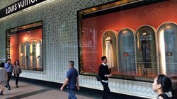 Verkaufsgeschäft der LVMH-Marke Louis Vuitton in Singapur.
