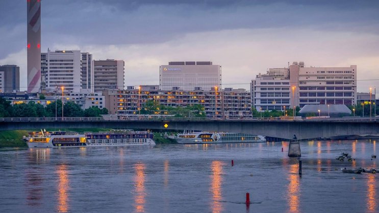 Heizkraftwerk Volta (links) mit Novartis-Werksgelände in Basel.