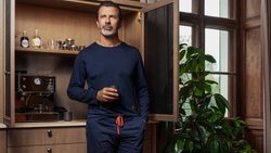 Andreas Caminada bittet mit dem Porzellan der Künstlerin zu Tisch.