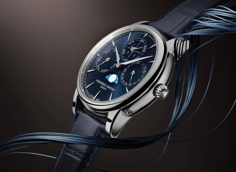 Die Uhr gibt es auch mit blauem Zifferblatt.