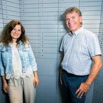 Sie sind die Bank: Sarah Neuburger übernimmt von Daniel Müller, wenn dieser 2026 die Leitung der Ersparniskasse abgibt. Foto im kleinen Tresorraum mit den Kundensafes.
