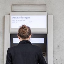 Bankomat: Romands heben mehr Bares ab als Deutschschweizer.  Keystone
