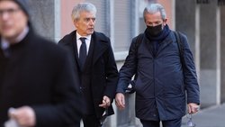 Mit Corona-Maske auf dem Weg zum Prozess: Stéphane Barbier-Mueller (rechts) vor dem Zürcher Volkshaus im Januar 2022.