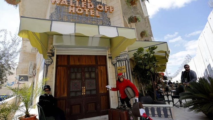 Mieser Ausblick, politische Kunst: Das «The Walled Off Hotel» von Banksy.Keystone
