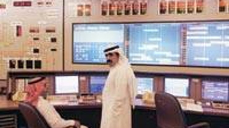 In Saudi-Arabien werden täglich über zehn Millionen Tonnen Rohöl gefördert. Im Kontrollzentrum der nationalen Ölgesellschaft wird die Verladung des schwarzen Goldes in Tanker überwacht.
