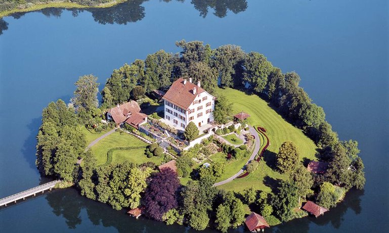 schweizer-insel-schloss_mauensee_schweiz001.jpg