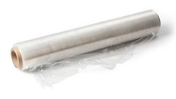 Viele Frischhaltefolien sind nur zwölf Mikrometer dick – etwa fünfmal dünner als ein menschliches Haar.