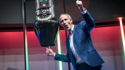 SMG-CEO Christoph Tonini läutet den Börsenstart ein.