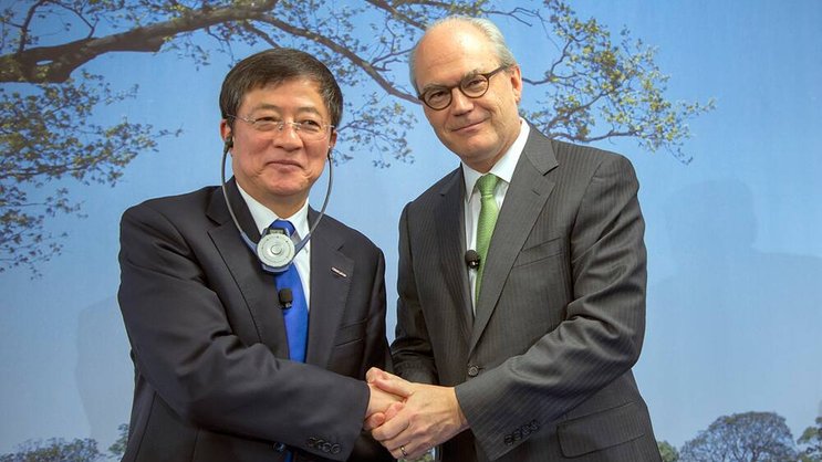 Cash-Rekord: ChemChina-Präsident Ren Jianxin (l.) und Syngenta-Präsident Michel Demaré. Keystone