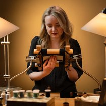 Laura Baverstock verarbeitet für «Tigerbroidery» Drähte aus 9-karätigem Gelb- und Weissgold.