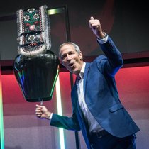 SMG-CEO Christoph Tonini läutet den Börsenstart ein.