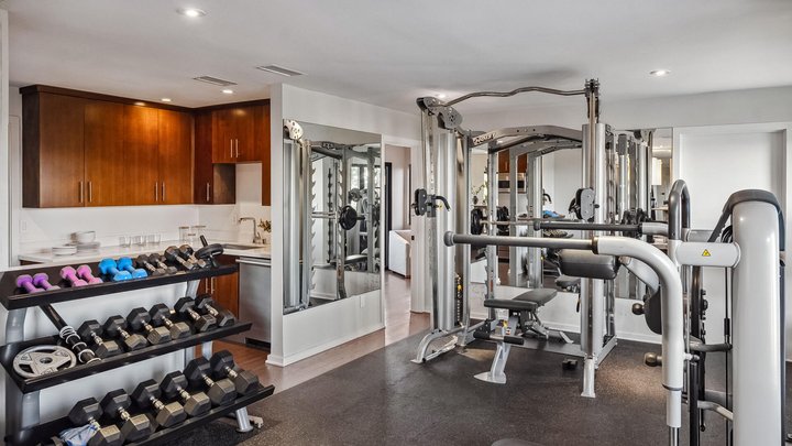 Zum Inventar der Villa gehört neben einem Pool, einer Feuerstelle und einem luxuriösen Ankleidebereich auch ein eigenes Fitnessstudio.