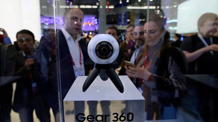 Gear 360: Die Rundum-Kamera von Samsung nimmt das Motiv und vieles mehr auf. Keystone
