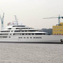 Mit 180 Metern die längste Yacht der Welt: Die «Azzam» des Emirs von Abu Dhabi.  Keystone