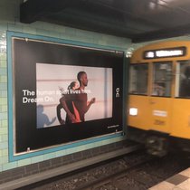 Werbung von On Running in einer U-Bahn-Station in Berlin.