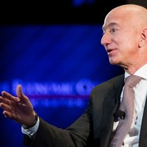 Amazon-Chef Jeff Bezos: Amazon reiht sich in eine lange Liste von Tech-Firmen ein, die selbst spezialisierte Mikrochips für Anwendungen der Künstlichen Intelligenz bauen.