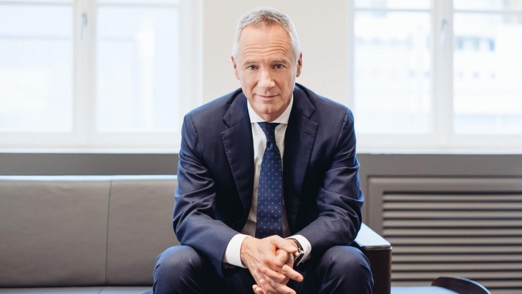 CEO Wilhelm Schmid ist ein passionierter Autofahrer und Uhrensammler.