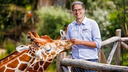 Severin Dressen ist seit fünf Jahren Direktor des Zoos Zürich. Der 37-jährige Deutsche ist promovierter Biologe, verheiratet und Vater von vier Kindern.