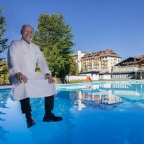 Auf dem Sprung in die Pension – und auf dem Sprungbrett: Als kleiner Gstaader Bub ist Faeh im öffentlichen Bad des «Gstaad Palace» geschwommen.