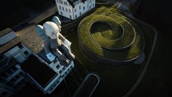 «Companion», die Signature-Figur von KAWS, sitzt auf dem Dach des Hauptsitzes von Audemars Piguet.
