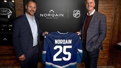 Mark Streit (l.), ehemaliger Schweizer Eishockeyprofi, NHL-Pionier und Mitgründer von Norqain, mit Keith Wachtel, Präsident der NHL.
