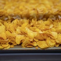 Es dauert gerade einmal 40 Minuten, bis die rohe Kartoffel frittiert und gewürzt in der Chipstüte landet.