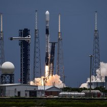Eine SpaceX Falcon 9 Rakete startet vom Space Launch Complex 40 in der Cape Canaveral Space Force Station in Florida.