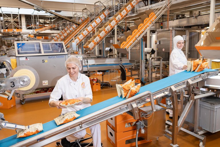Täglich laufen in Spreitenbach mehrere Tausend Packungen Chips vom Band.