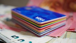 Welche Karte ist die beste für Bargeld und Einkäufe in den Ferien? Die «Handelszeitung» hat die Gebühren und Wechselkurse verglichen.