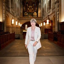 Rita Famos – hier im Zürcher Grossmünster – ist selbstkritisch und will die Reformierten fit für die Zukunft machen.