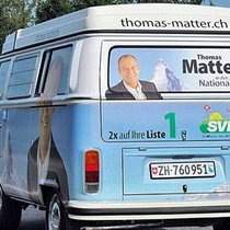 Im himmelblauen VW-Bus zur Wahlkampfveranstaltung: Thomas Matter.