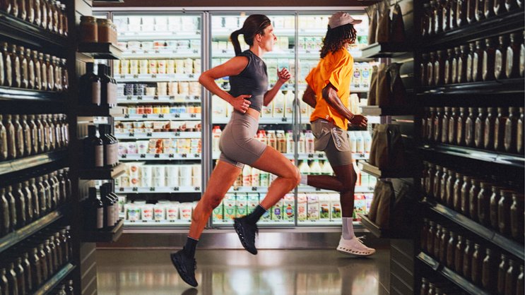 Werbekampagne von On: Joggen im Luxussupermarkt Erewhon.