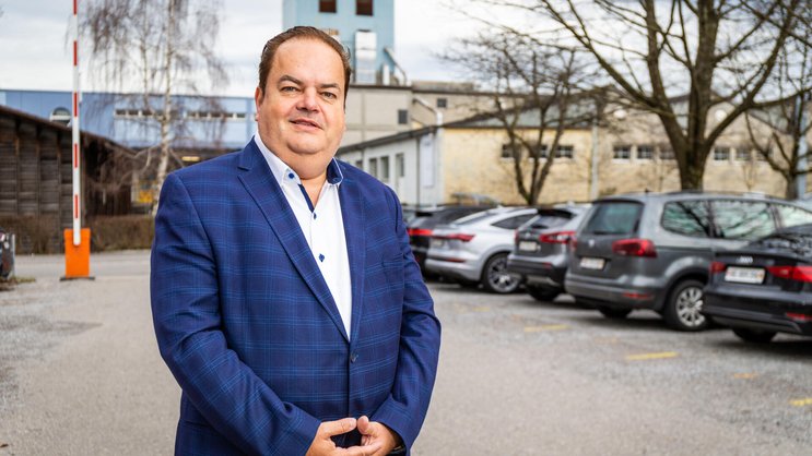 SVP-Politiker Thomas Fuchs will in Grächen für neue warme Betten sorgen.