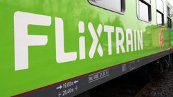 Der Fernbusriese Flixbus fährt nun auch auf Schienen.