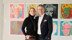 Gudrun und Robert Ketterer vor einem Werk von Andy Warhol, das im Dezember 2025 für 4.488.000 Euro versteigert wurde