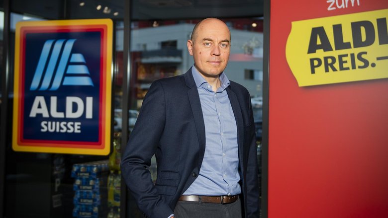 Länderchef Jérôme Meyer vollzieht eine Kehrtwende. Statt einer hochwertigen Warenpräsentation ist in den Läden wieder mehr Nüchternheit angesagt: Das steigert die Effizienz.