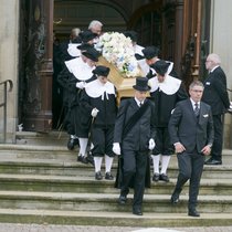 140 Gäste kamen in die Hamburger Michaelis-Kirche: Abdankungsfeier für Klaus-Michael Kühne.