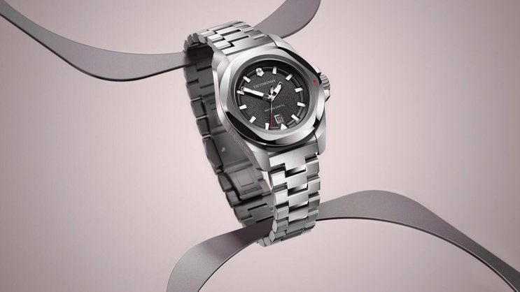 Die INOX Automatic im Gehäuse aus Edelstahl und schwarzem Zifferblatt.
