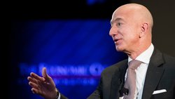 Amazon-Chef Jeff Bezos: Amazon reiht sich in eine lange Liste von Tech-Firmen ein, die selbst spezialisierte Mikrochips für Anwendungen der Künstlichen Intelligenz bauen.