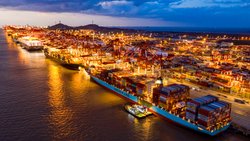 Das chinesische Wirtschaftswachstum liegt deutlich höher als in westlichen Industrienationen; das schlägt sich aber nur wenig in den Börsenkursen nieder (im Bild der Hafen von Shanghai).