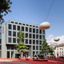 Klare Nummer eins im Hypo-Markt: Sitz der Raiffeisen-Gruppe in St. Gallen, Kunst am Bau.