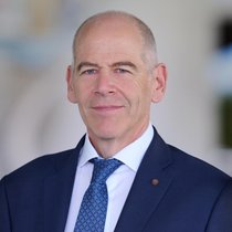 Hanspeter Mäder ist Fachspezialist für Transportversicherungen beim Schweizer Broker Kessler. Er berät und versichert Unternehmen bei der Absicherung globaler Warenströme.