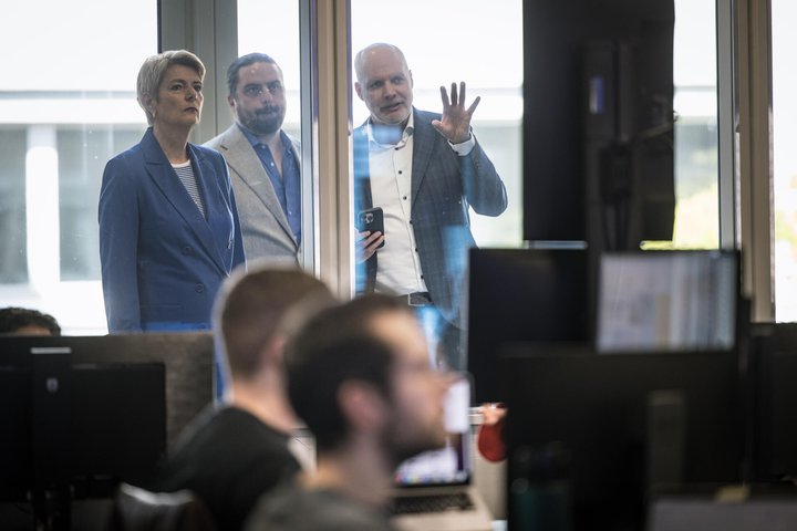 Sandro Inguscio, Chief Digital Officer bei Ringier Medien Schweiz (Mitte), und Blick-Chefredaktor Rolf Cavalli zeigten der Finanzministerin den Newsroom.