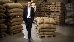 Johannes Läderach, Chef des Chocolatiers Läderach, aufgenommen im Kakaolager auf dem Firmengelände in Bilten GL.
