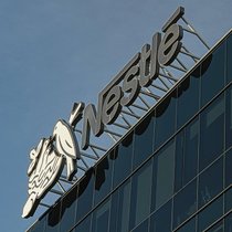 Firmenschild von Nestlé in der Tschechischen Republik.