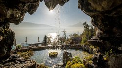 Auf dem coolsten Roadtrip der Schweiz machen wir unter anderem Halt bei den St.-Beatus-Höhlen im Berner Oberland. Das weitverzweigte Höhlensystem gehört zu den grössten des Landes.