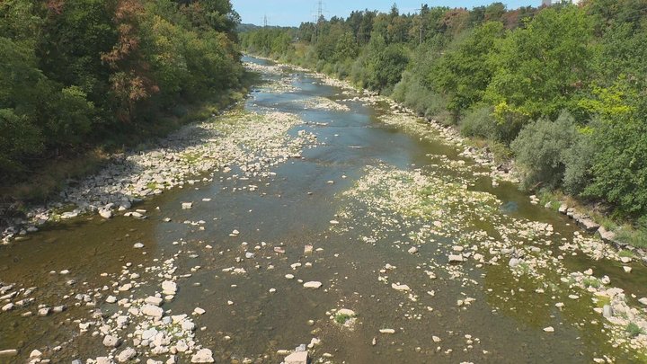 7. August 2026: Der Thur geht das Wasser aus – Kraftwerke stehen still. Die anhaltende Trockenheit hinterlässt an der Thur immer deutlichere Spuren. Der Fluss führt derzeit aussergewöhnlich wenig Wasser. Das hat inzwischen auch direkte Auswirkungen auf die Stromproduktion: Mehrere Wasserkraftwerke entlang der Thur sind seit Wochen ausser Betrieb. Besonders betroffen sind die Anlagen der Thurkraftwerk AG.
Im Bild: Thurwehr Weinfelden TG